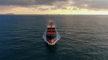 Ultra büyük konteynır gemisinin hava görüntüleri.