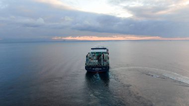 Ultra büyük konteynır gemisinin hava görüntüleri.