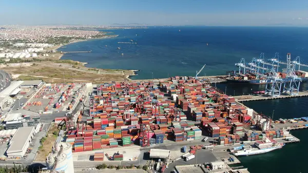 ISTANBUL - 17 Haziran 2023 Long Beach Konteyner Yard Hava Limanı
