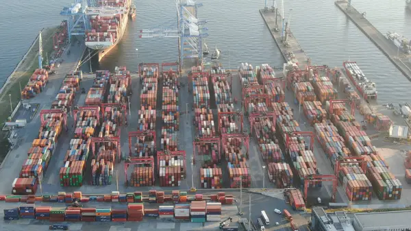 ISTANBUL - 17 Haziran 2023 Long Beach Konteyner Yard Hava Limanı