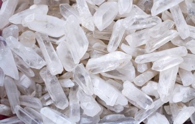 Mineral taşlarının kapatılması insanoğlunun inandığı manevi gücü içeren süs ve dekorasyon mücevherleri olarak kullanılır.