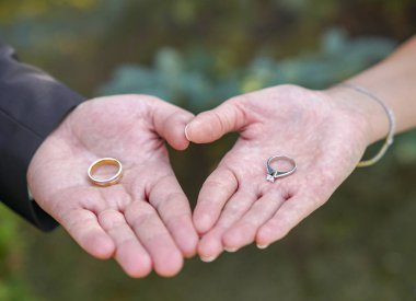 Gelin ve damat nikah yüzükleri gösterilen