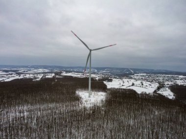 Ön planda alan olan rüzgar türbini yenilenebilir enerji kaynağı
