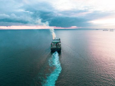 Kargo konteynırlarıyla birlikte yük gemisinin hava görüntüsü..