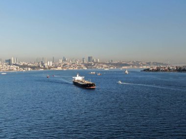 Kargo konteynırlarıyla birlikte yük gemisinin hava görüntüsü. Uluslararası ticari kargo gemisi