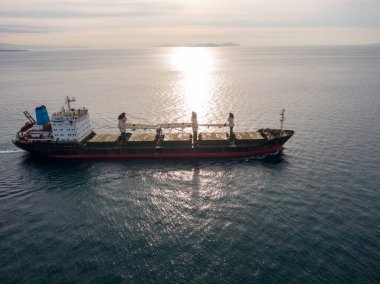 Kargo konteynırlarıyla birlikte yük gemisinin hava görüntüsü..