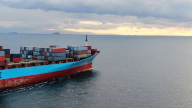Kargo konteynırlarıyla birlikte yük gemisinin hava görüntüsü..