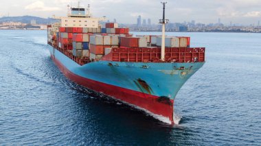 Kargo konteynırlarıyla birlikte yük gemisinin hava görüntüsü..