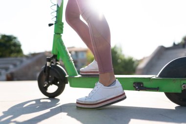 Şehre doğru e-scooter kullanan kadınların düşük kesimi