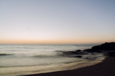 Okyanus dalgaları Pasifik Okyanusu 'nun batımında çarpışıyor.