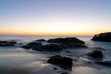 Okyanus dalgaları Pasifik Okyanusu 'nun batımında çarpışıyor.