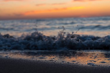 Okyanus dalgaları Pasifik Okyanusu 'nun batımında çarpışıyor.