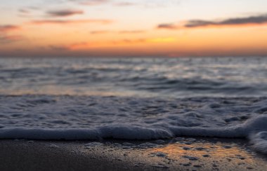 Okyanus dalgaları Pasifik Okyanusu 'nun batımında çarpışıyor.