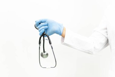 Yakın plan - steteskop tutan doktor elleri.