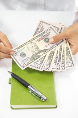 Para ellerde. Tanınmayan kadın Amerikan Doları 'nı sayıyor