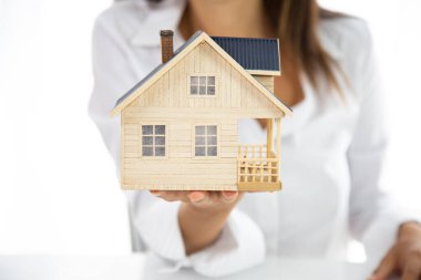 Ev modeli emlak konsepti olan kadın.