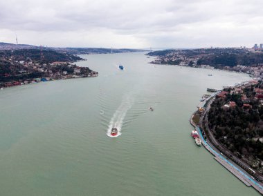 Kargo konteynırlarıyla birlikte yük gemisinin hava görüntüsü.