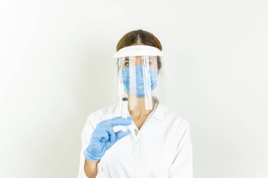 Virüse karşı kavramsal mücadele covid-19 corona virüsü, kadın doktor ya da laboratuvarda elinde şırınga tutan bilim adamı