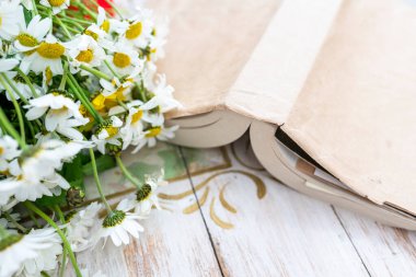 Masada bir buket papatya var. Eczane papatya çayı.