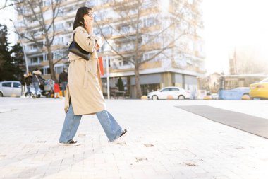 Sokakta akıllı telefondan konuşan genç bir kadın.