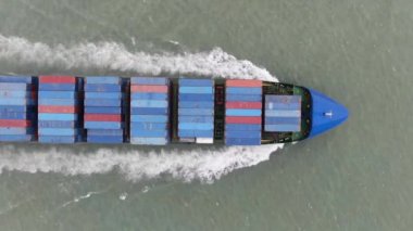 Kargo konteynırlarıyla birlikte yük gemisinin hava görüntüsü..