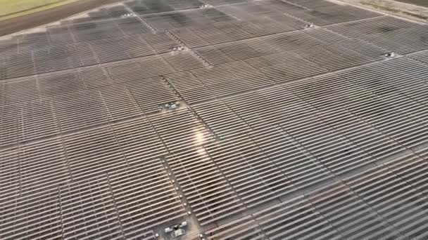 Drohnenclip Über Einem Feld Von Sonnenkollektoren — Stockvideo