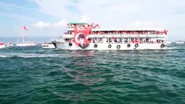 Navio Turistas Com Bandeira Turquia Mar — Vídeo de Stock