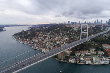 Osmangazi Köprüsü Dilovasi, Türkiye 'deki İzmit Körfezi boyunca uzanıyor,