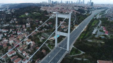 Osmangazi Köprüsü Dilovasi, Türkiye 'deki İzmit Körfezi boyunca uzanıyor,