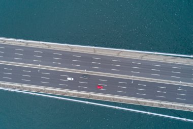 Osmangazi Köprüsü Dilovasi, Türkiye 'deki İzmit Körfezi boyunca uzanıyor,