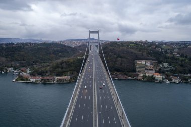 Osmangazi Köprüsü Dilovasi, Türkiye 'deki İzmit Körfezi boyunca uzanıyor,