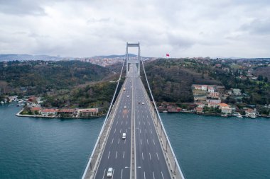 Osmangazi Köprüsü Dilovasi, Türkiye 'deki İzmit Körfezi boyunca uzanıyor,