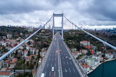 Osmangazi Köprüsü Dilovasi, Türkiye 'deki İzmit Körfezi boyunca uzanıyor,