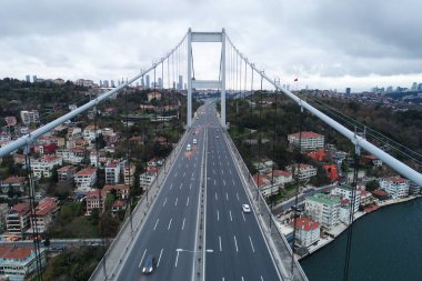 Osmangazi Köprüsü Dilovasi, Türkiye 'deki İzmit Körfezi boyunca uzanıyor,