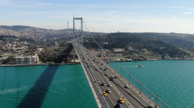 Osmangazi Köprüsü Dilovasi, Türkiye 'deki İzmit Körfezi boyunca uzanıyor,