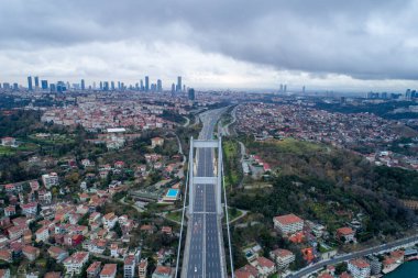 Osmangazi Köprüsü Dilovasi, Türkiye 'deki İzmit Körfezi boyunca uzanıyor,