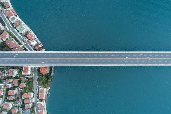 İstanbul 'daki Boğaz Köprüsü' nün havadan çekilmiş fotoğrafı. Asma köprünün hava görüntüsü