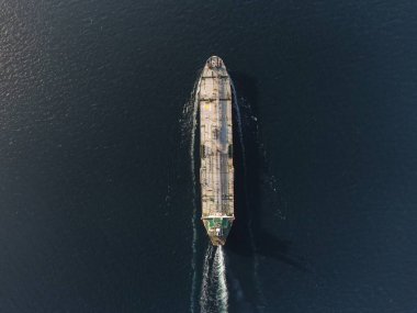 Denizdeki kargo gemisinin hava görüntüsü..
