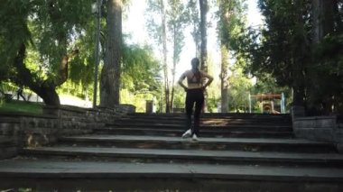 Genç sporcu kadın sabah parkta merdivenlerde koşuyor, dikiz aynasından. 