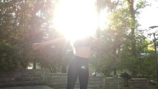 Молодая Женщина Растянувшаяся Перед Прогулкой Парке Солнечный Свет Светит Сквозь — стоковое видео