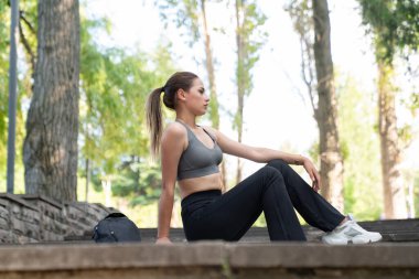 Kadın koşucu şehir ortamında koşuya hazırlanıyor