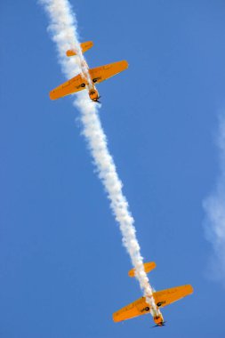 Hava gösterisinde akrobasi yapan uçaklar.