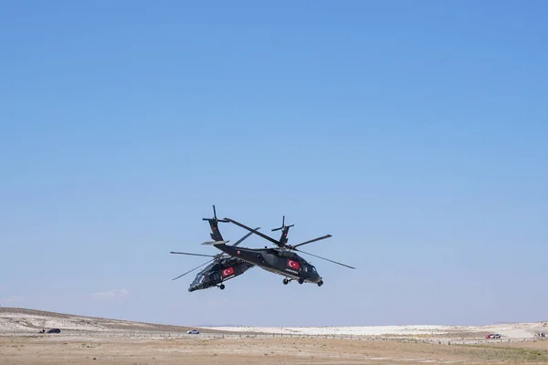 Hava gösterisinde akrobasi yapan uçaklar.