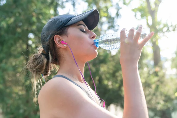 Mujer Bebiendo Agua Después Entrenar Duro Parque Imágenes de stock libres de derechos
