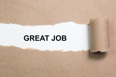 Yırtık beyaz kağıdın arkasında zor kelimeler beliriyor, 