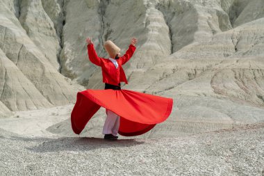 Gün batımında dağlarda dönen ve dağda dönen bir adam, sufi. Sufi girdabı (Türkçe: Semazen), Sufiler arasında ortaya çıkan bir Sama ya da fiziksel olarak aktif meditasyondur..
