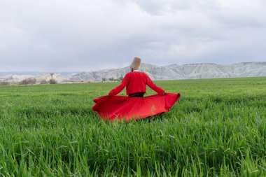 Dağlarda dönen bir adam. Sufi girdabı (Türkçe: Semazen), Sufiler arasında ortaya çıkan bir Sama ya da fiziksel olarak aktif meditasyondur..
