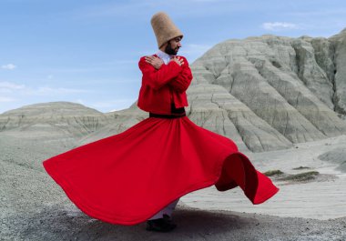 Gün batımında dağlarda dönen ve dağda dönen bir adam, sufi. Sufi girdabı (Türkçe: Semazen), Sufiler arasında ortaya çıkan bir Sama ya da fiziksel olarak aktif meditasyondur..