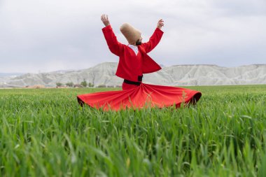 Dağlarda dönen bir adam. Sufi girdabı (Türkçe: Semazen), Sufiler arasında ortaya çıkan bir Sama ya da fiziksel olarak aktif meditasyondur..