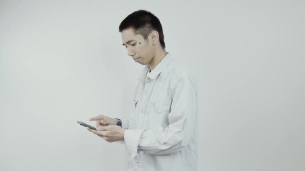 Jong Aziatische Man Tonen Gelukkig Gebaar Terwijl Zoek Naar Zijn — Stockvideo